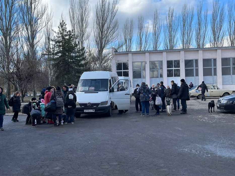 Эвакуация из ДНР в фотографиях: штурм банкоматов, давка на границе