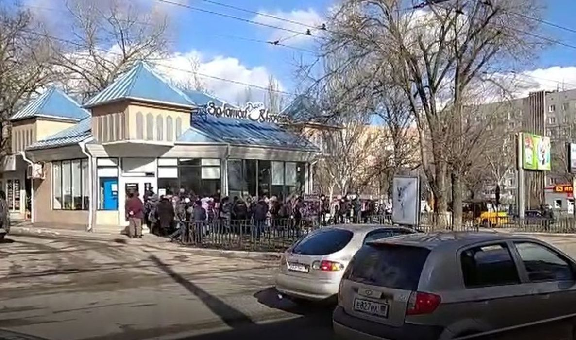 Эвакуация из ДНР в фотографиях: штурм банкоматов, давка на границе