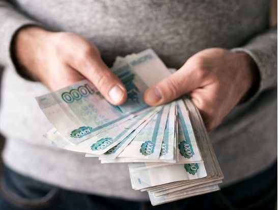 Представившейся внуком мошенник похитил у петербургской пенсионерки 250 тысяч рублей