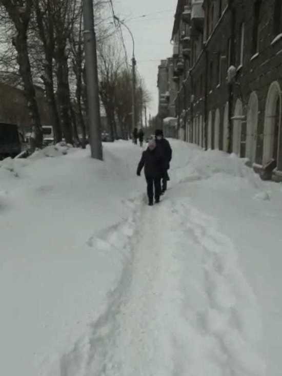 «Как в деревне»: жители Новосибирска пожаловались на плохую чистку тротуаров от снега
