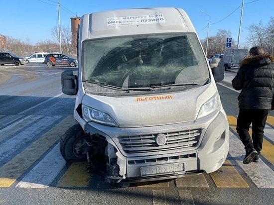 Под Омском произошло серьёзное ДТП с тремя автомобилями