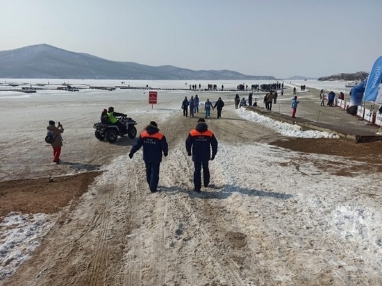 Спасатели Приморья проследили за безопасностью на ледовом забеге