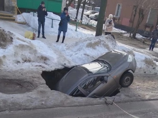 В Муроме средь бела дня под землю ушла машина