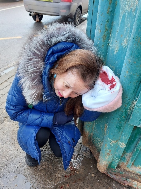 Жительница Воронежа показала окровавленную голову мамы, на которую в центре города свалилась глыба льда