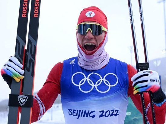 Нести флаг Российского олимпийского комитета на церемонии закрытия Зимних Олимпийских игр в Пекине доверят лыжнику Александру Большунову