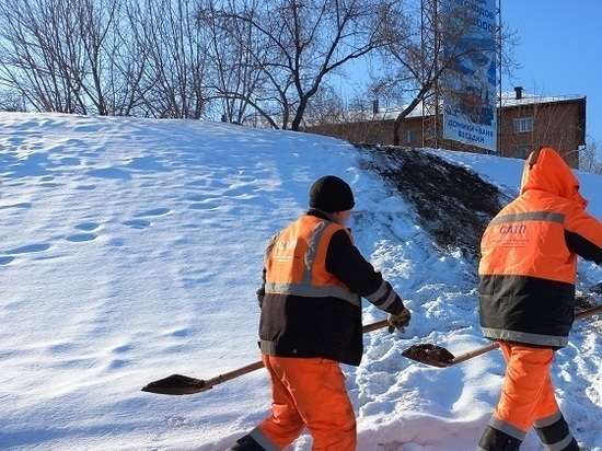 Коммунальщики засыпали песочной смесью стихийную горку на улице Матросова в Красноярске