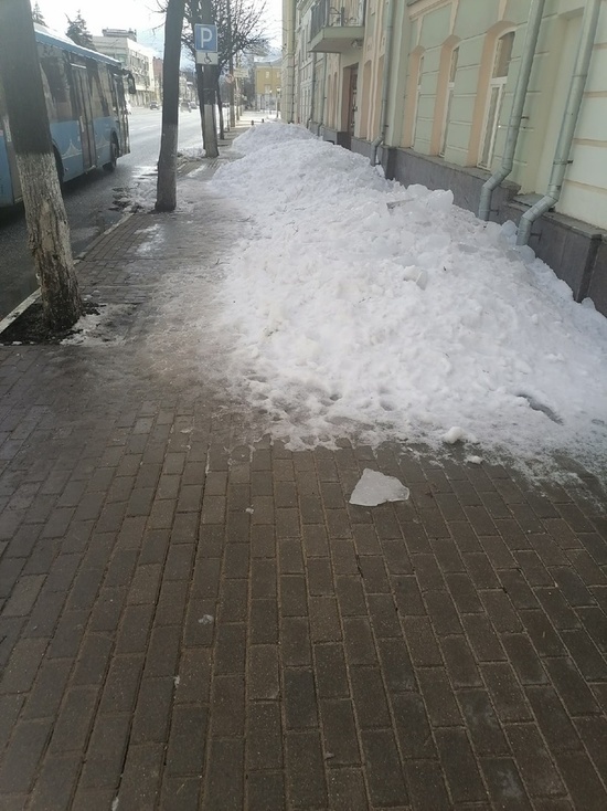 На тротуарах в центре Твери растянулись непроходимые сугробы из снега