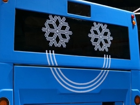 В Новом Уренгое автобус улыбается пассажирам и прохожим
