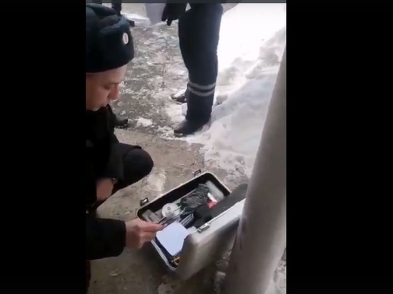 В Челябинске двух 22-летних парней задержали при попытке сброса наркотика