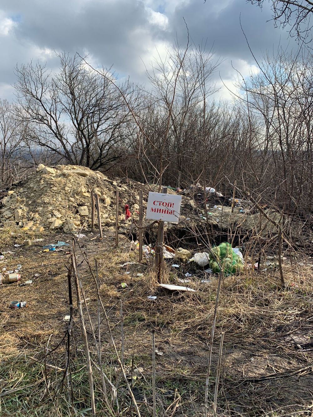 Разбомбленные дома, пункты экстренной связи: кадры последствий обстрела ЛНР