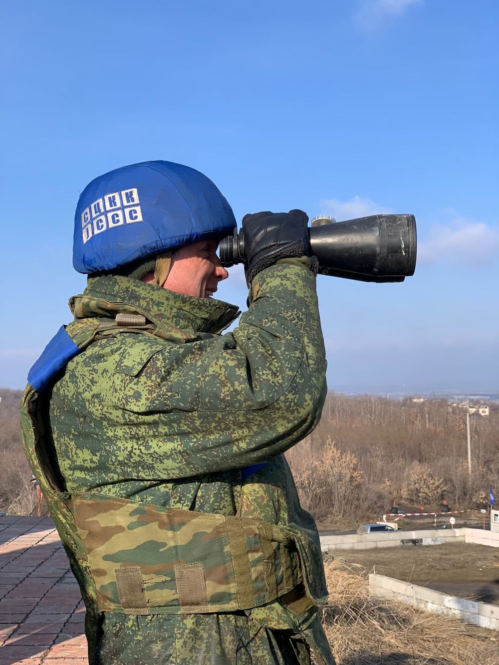 Разбомбленные дома, пункты экстренной связи: кадры последствий обстрела ЛНР