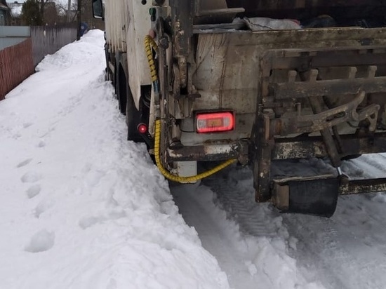 В «Экосити» вновь пожаловались на мешающую мусоровозам снежную кашу