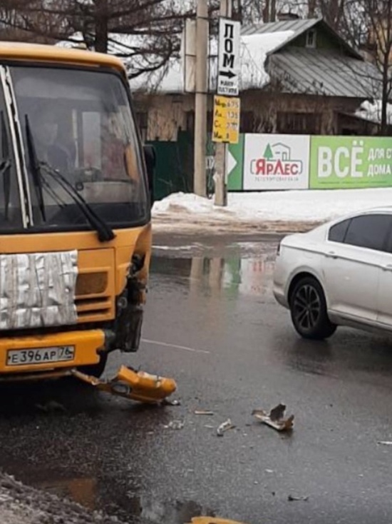 В Ярославле автобус протаранил трактор