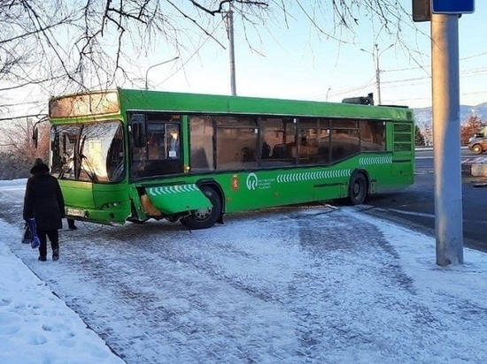  В Красноярске автобус №55 вылетел на тротуар рядом с остановкой «Театра Оперы и балета»