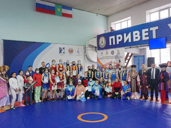 9 девушек-борцов Хакасии завоевали медали первенства Сибири