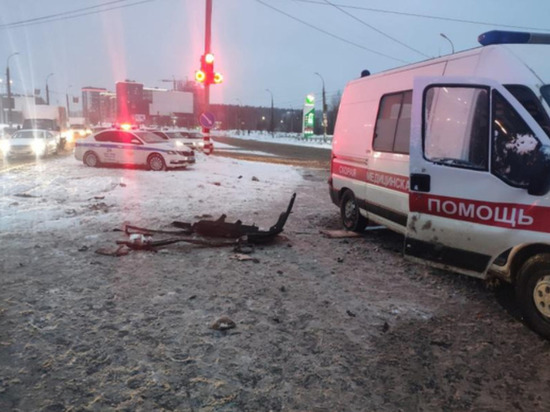 6 человек пострадали в ДТП в Ижевске при столкновении скорой помощи и Мазды