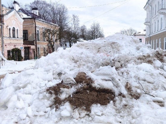 Исторический центр Великого Новгорода превратился в сплошной сугроб