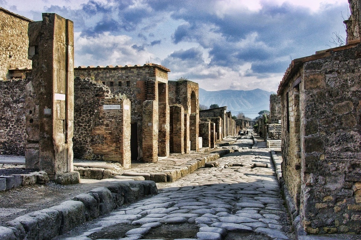 Dead city: in Italy, ancient Pompeii is saved from re-death