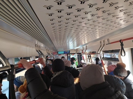Жители Красноярска устроили давку во время бесплатной трамвайной экскурсии по правому берегу