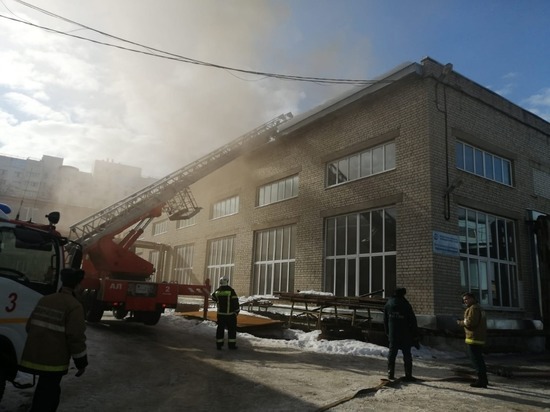 На Касимовском шоссе в Рязани произошёл пожар в ремонтной мастерской