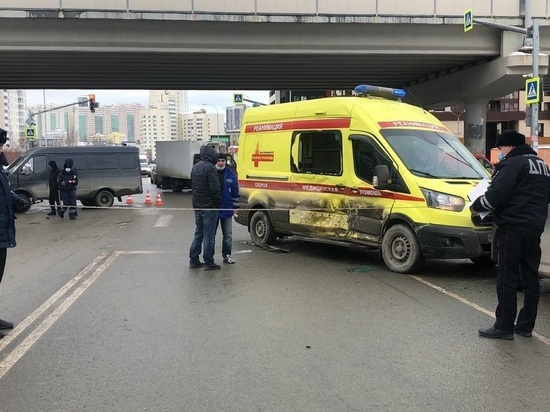 После аварии машина скорой помощи налетела на пешехода в Екатеринбурге