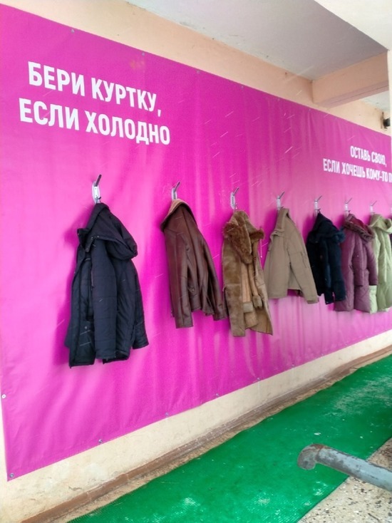 Чтобы одеть бездомных, в Йошкар-Оле организовали «Стену добра»