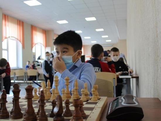 Мэр Абакана, депутат Госдумы и общественник сразились в шахматы со школьниками