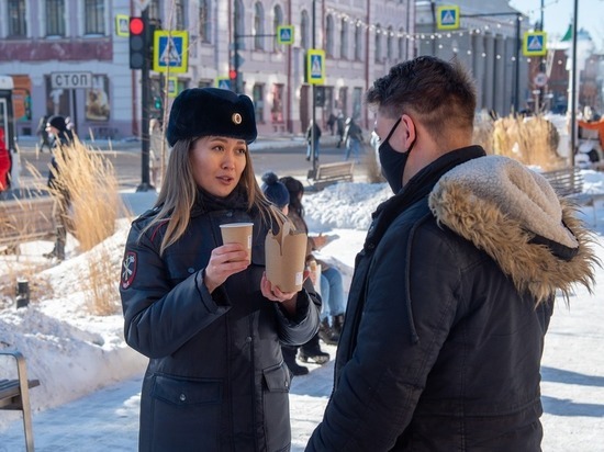 Полицейские накормили офицерской кашей жителей Красноярска в преддверии 23 февраля