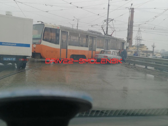 В Смоленске произошло ДТП с участием трамвая и легковушки