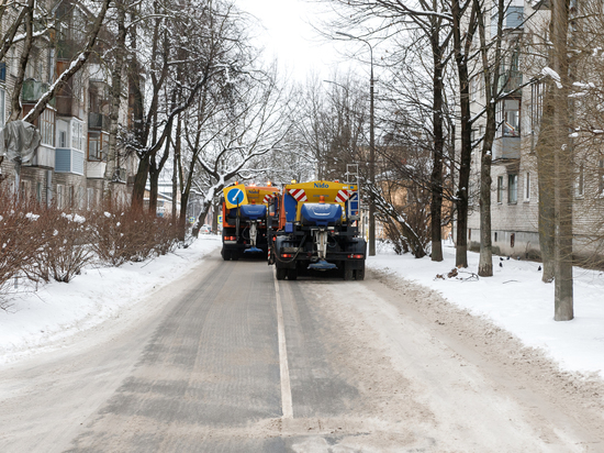 Великолучан призвали не парковать машины у городской школы из-за уборки снега