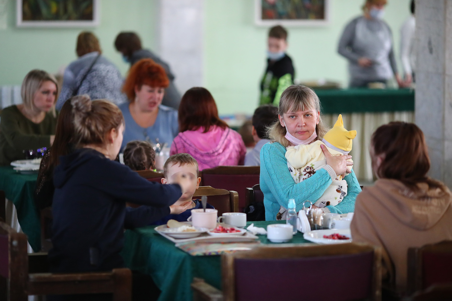 Беженцы с Донбасса в России: кадры обустройства эвакуированных