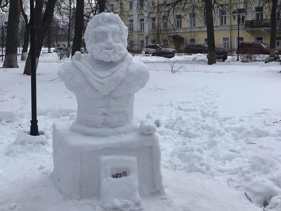 Ярославцы сваяли из снега греческого бога