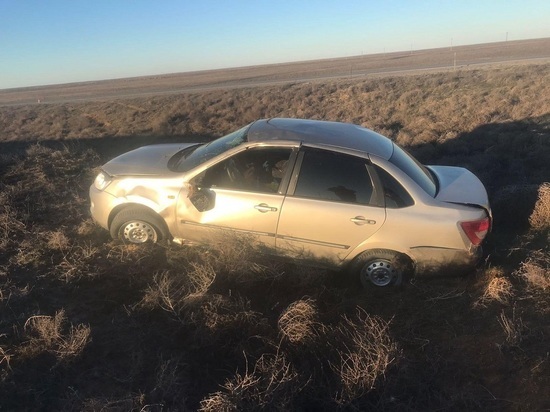 В Калмыкии в трех авариях автомобили вылетели в кювет