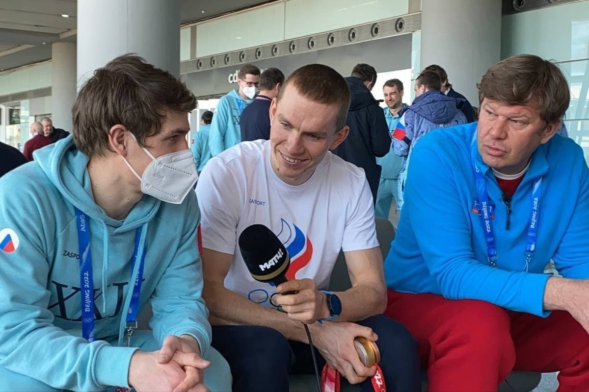 Олимпийские чемпионы Большунов и Щербакова вернулись в Москву из Пекина