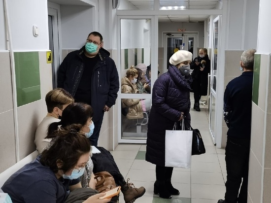Простояли 5 часов: огромные очереди в поликлинике возмутили жителей Лабытнанги