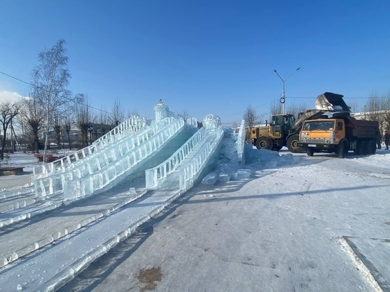 Демонтаж ледяного городка начался на площади Труда в Чите