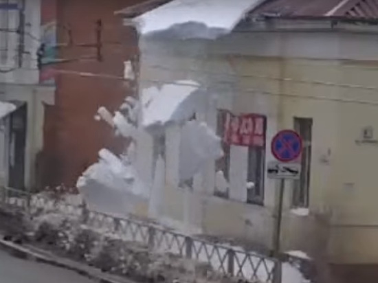 В Рыбинске снежная лавина едва не покалечила пешеходов