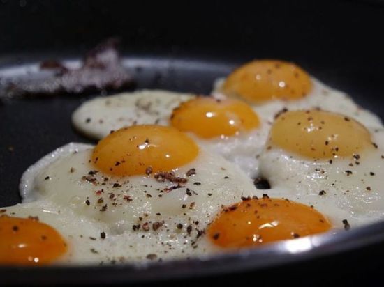 Так готовят яичницу-глазунью в ресторанах: 3 неизвестных хозяйкам правила