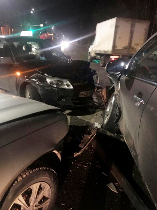 В Воронеже при столкновении трех автомобилей пострадала молодая пассажирка и водитель