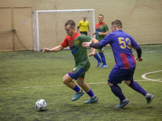 Новгородские пожарные подключились к благотворительному турниру по мини-футболу