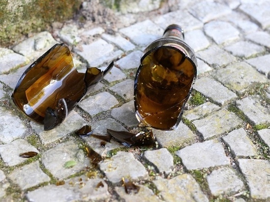 «Бьют бутылки, могут плюнуть в спину»: псковичка заявила об агрессивных подростках в подъезде