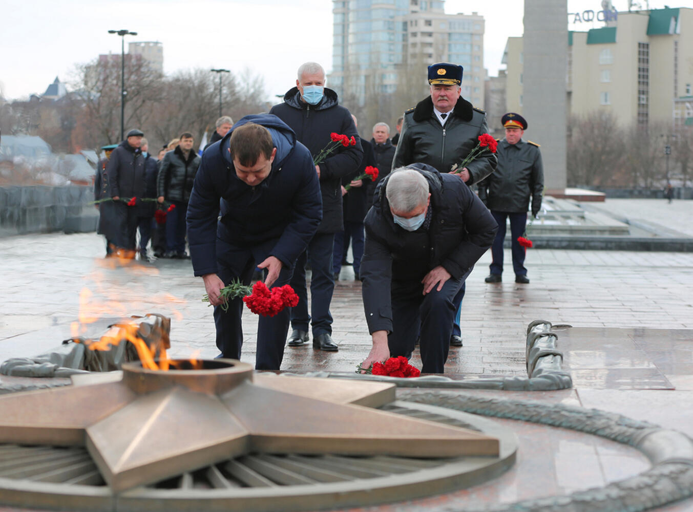 возложение венков 23 февраля 2024. возложение венков на 9 мая. возложение венков и цветов с союзными государствами главы. могила неизвестного солдата вектор. возложение цветов 23 февраля.