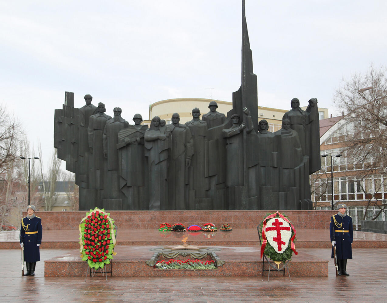 Память защитникам отечества. Памятники солдатам в Воронеже. Воронеж фото солдат. Защитников Родины, д. 12 Воронеж. Воронеж возложение венков сегодня фото.