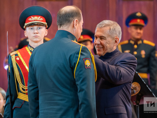 Накануне 23 февраля Президент РТ вручил награды татарстанцам