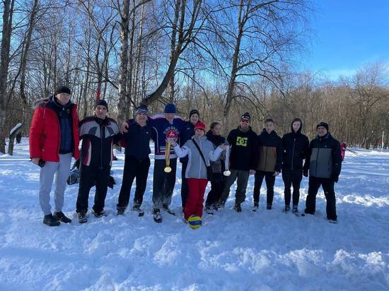 В Смоленске спортсмены и жители города играли в снежный волейбол