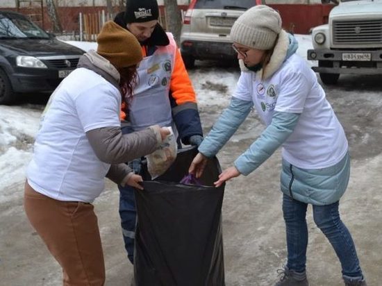 В Курске волонтеры помогают пенсионерам и маломобильным людям выносить мусор