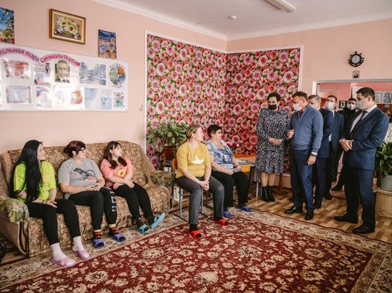 Курский губернатор Старовойт посетил пункт размещения беженцев из Донбасса в Понырях