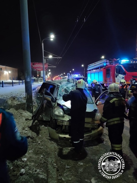 Женщина пострадала после столкновения со столбом в Томске