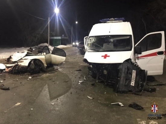 В Омске произошло лобовое столкновение со скорой помощью