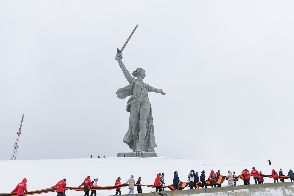 Защитник волгоград. 79 Лет Сталинградской битве. Мамаев Курган с днём защитника Отечества. Сталинградская осень конкурс 2022 Волгоград.